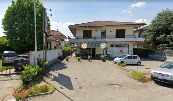 Non inserisce il freno a mano al furgone che lo travolge: panettiere in ospedale