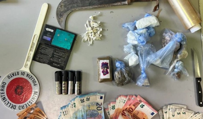 Trovato con mezzo chilo di droga: per evitare l’arresto spruzza spray al peperoncino