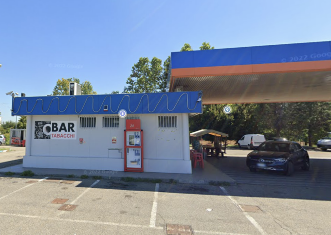 Scatta l’allarme al bar del distributore, gestore 27enne faccia a faccia con i ladri