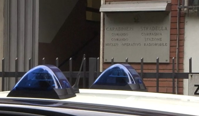 Aggredisce la moglie e minaccia di lanciare la figlia di un anno dalla finestra