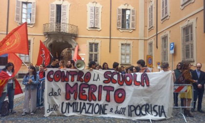 Valditara a Pavia contestato dagli studenti: "Contro la scuola del merito, dell'umiliazione e dell'ipocrisia"