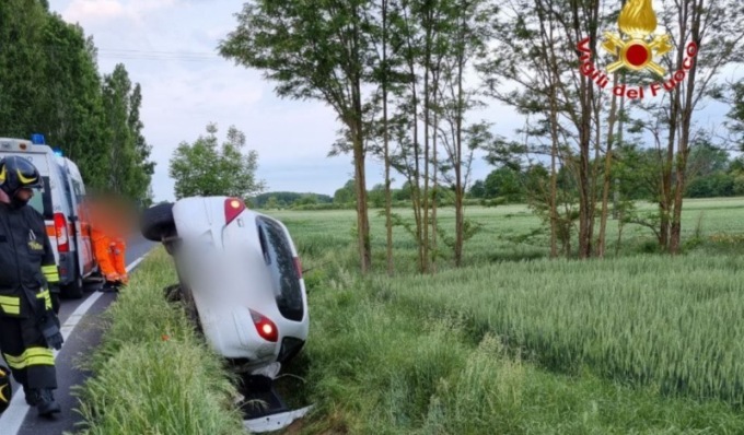 Perde il controllo dell’auto, esce di strada e finisce in un fossato: 22enne in ospedale