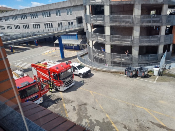 Esplosione al centro commerciale Minerva, il senzatetto grave cucinava sull’auto a gas