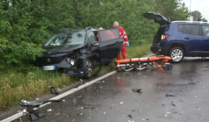 Schianto tra due auto e un camion: quattro coinvolti, gasolio sull’asfalto e strada chiusa