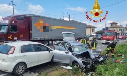 Schianto tra auto e mezzo pesante a Casteggio: tre feriti, uno gravissimo