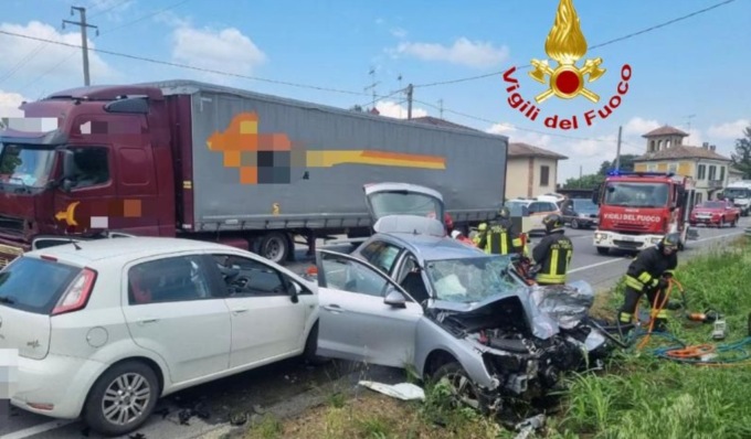 Schianto tra auto e mezzo pesante a Casteggio: tre feriti, uno gravissimo