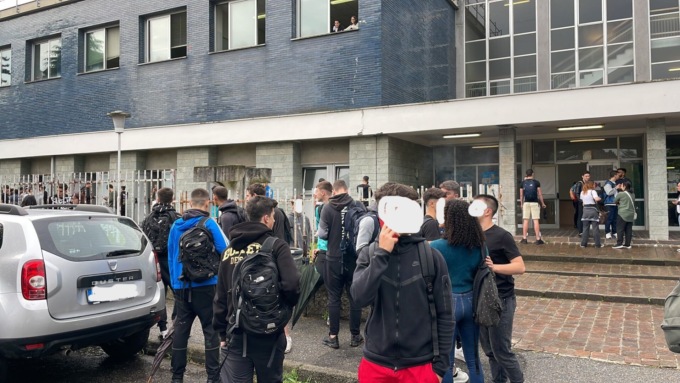Paura a scuola: studente 16enne minaccia i compagni con una pistola giocattolo, poi accoltella professoressa