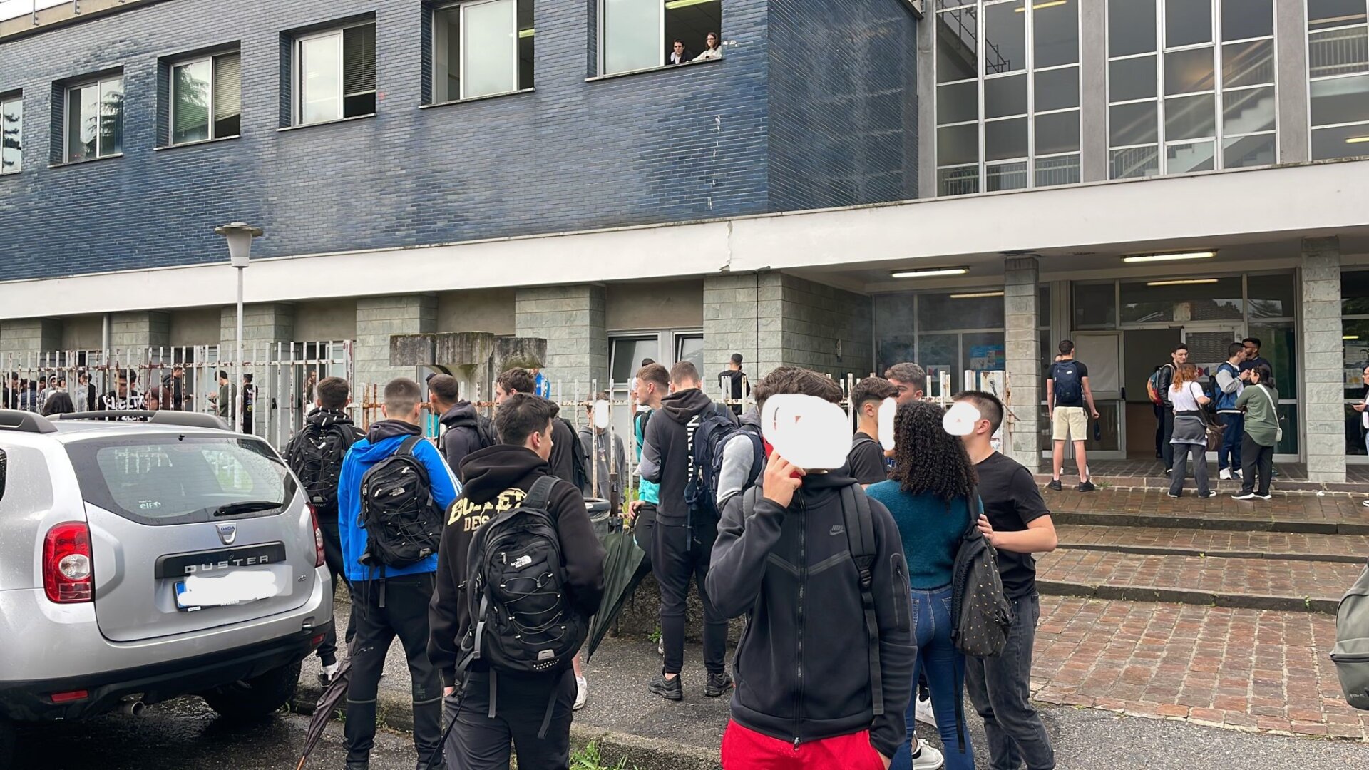 Paura A Scuola: Studente 16enne Minaccia I Compagni Con Una Pistola ...