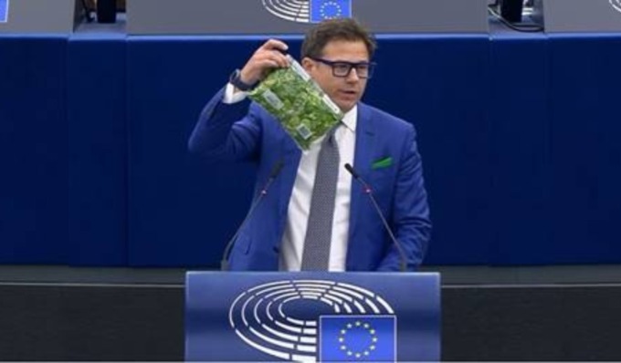 Ciocca mostra una busta di insalata al Parlamento Europeo: “Contro l’inefficacia di questa Ue”
