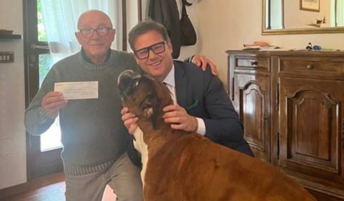 Sanzionato per aver riparato una buca, l’onorevole Ciocca gli paga la multa