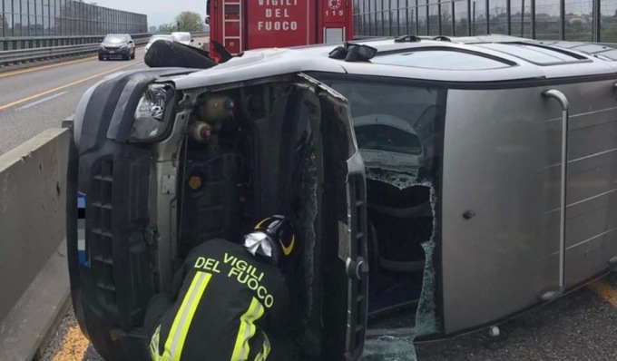 Si ribalta con l’auto in autostrada: 22enne soccorso sulla A7