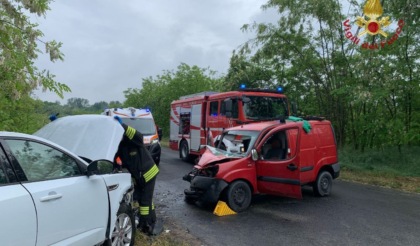 Scontro frontale tra auto e furgoncino: conducente incastrato nell’abitacolo
