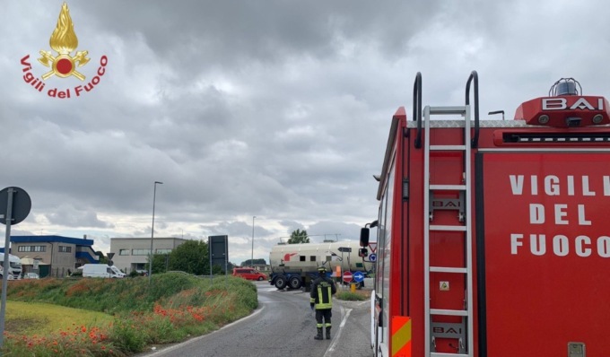 Autocisterna perde liquido alimentare sulla sede stradale: pericolo per le auto in transito