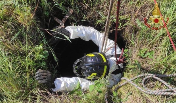 Durante la transumanza una pecora cade in un pozzo artesiano profondo diversi metri