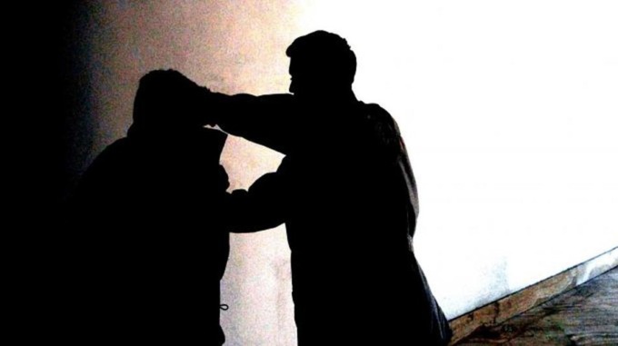 Vicini di casa discutono e si prendono a bastonate a Gambolò, portati via con l’ambulanza