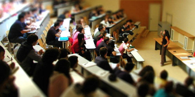 Borse di studio a rischio, 700 studenti scendono in piazza a Pavia