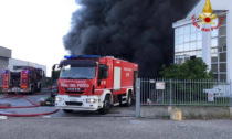 In fiamme la storica azienda di calzature a Vigevano, il sindaco: "State in casa"