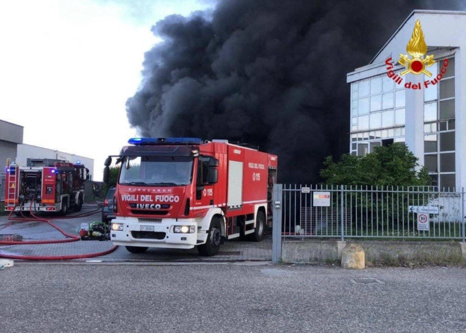 In fiamme la storica azienda di calzature a Vigevano, il sindaco: “State in casa”