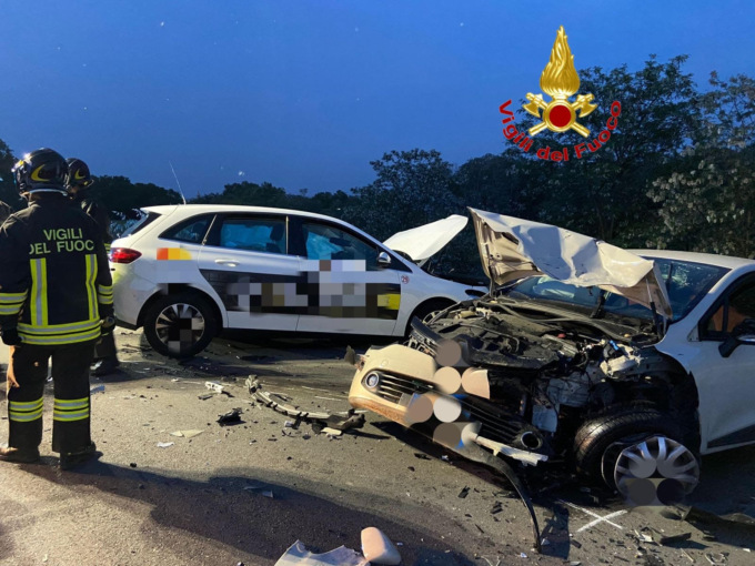 Violento frontale tra due auto a Pavia, ferite tre persone
