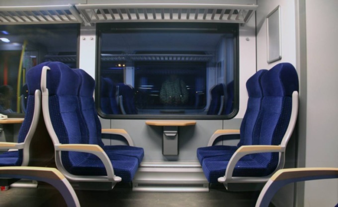 Estrae un coltello e ferisce tre persone, paura sul treno tra Pavia e Rogoredo