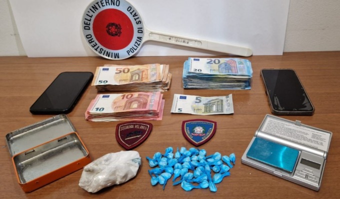 Alla vista della volante fugge a tutta velocità: in auto 42 dosi di cocaina