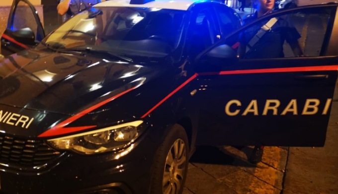 Aggrediscono un camionista nella notte, derubato e colpito con spranghe di ferro nel Pavese