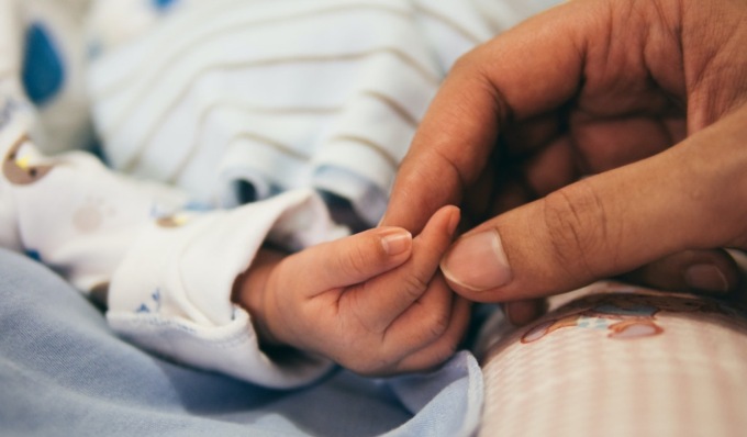 Prima l’intervento, poi il parto: al San Matteo salvati bimbo e giovane mamma con anemia falciforme