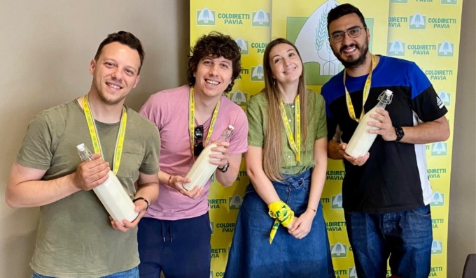 Una bottiglia di latte agli Autogol: in Lombardia nasce il 45% di quello italiano