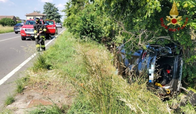 Perde il controllo dell’auto, esce di strada e finisce in un fosso
