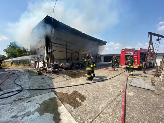 Capannone a fuoco nel Pavese, quattro squadre di pompieri per spegnere le fiamme