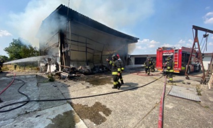 Capannone a fuoco nel Pavese, quattro squadre di pompieri per spegnere le fiamme