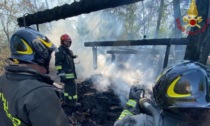 Casotto in legno distrutto dalle fiamme, essenziale l'intervento dei pompieri di Pavia