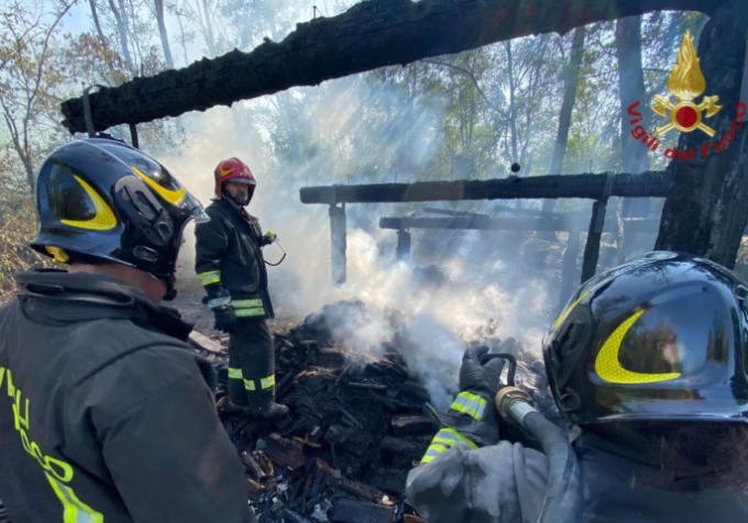 Casotto in legno distrutto dalle fiamme, essenziale l’intervento dei pompieri di Pavia