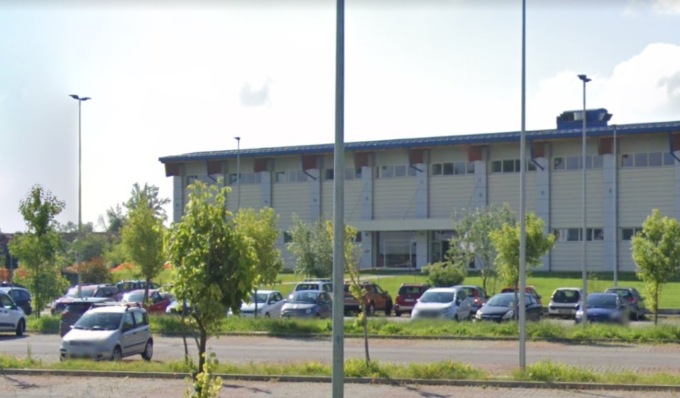 Tragedia in piscina a Landriano: 56enne muore per un malore