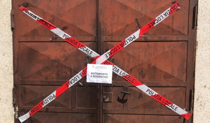 Riparava le auto, ma l’officina ricavata nel box era del tutto abusiva