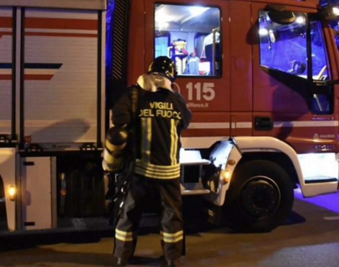 Incendio distrugge 50 rotoballe di fieno a Borgo Priolo: rapida risposta dei vigili del fuoco