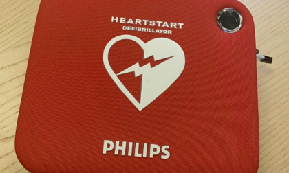 Ha un infarto in piazza a Candia, 60enne salvato col defibrillatore da due fratelli