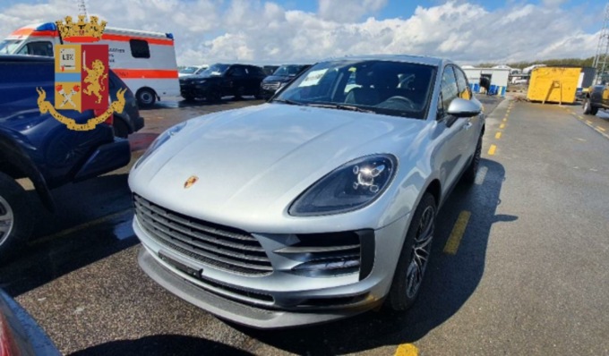 Furto e riciclaggio di auto di lusso e macchine operatrici, 14 misure cautelari: arresti anche a Pavia