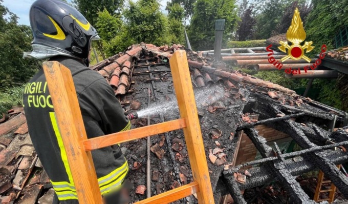 Incendio in un’abitazione di Miradolo, le fiamme intaccano porticato e tetto
