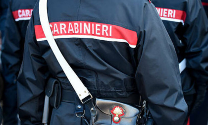 Travestiti da carabinieri cercano di entrare in casa di una donna a Voghera, messi in fuga dal figlio
