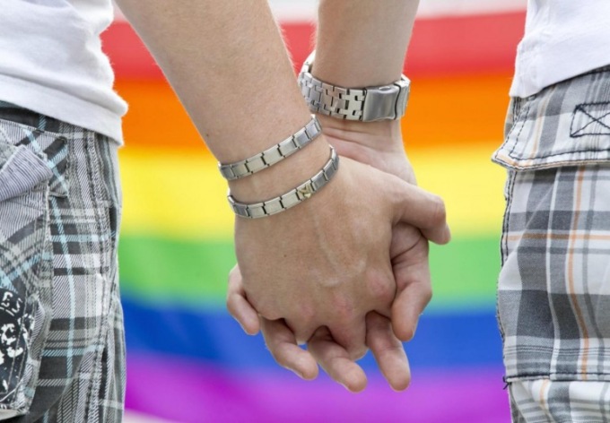 Aggressione omofoba a Pavia, il video con gli insulti choc: “Scappa gay di m**** che ti ammazzo”