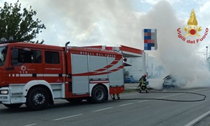 Auto prende fuoco sulla SS10 di fronte a un distributore di carburanti