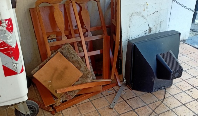 Svuota casa e abbandona tutto nell’androne del palazzo