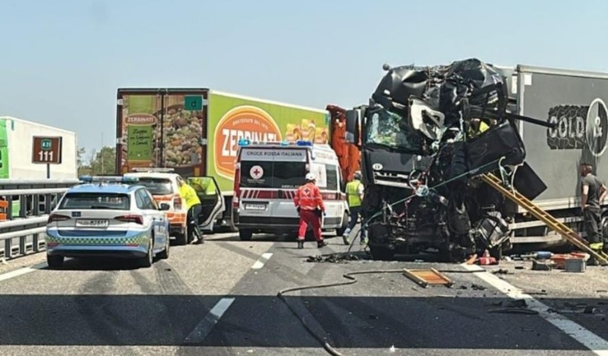 Dopo gli incidenti in A21, Centinaio e Palli: “Impedire i sorpassi ai tir”