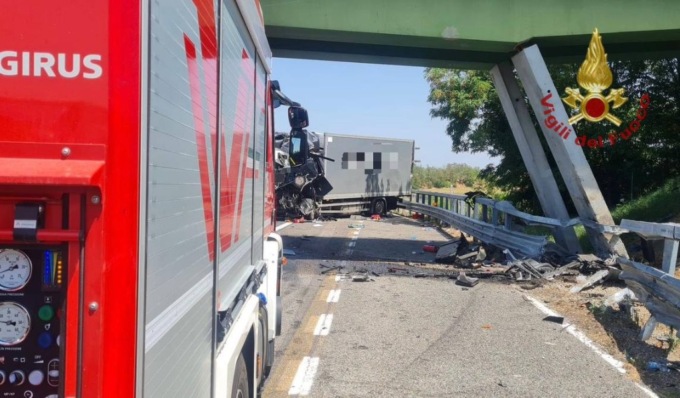 Tre incidenti stradali bloccano la A21: danneggiato il pilastro di un cavalcavia, autostrada chiusa fino a martedì mattina