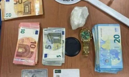 Trovato con quasi un etto di cocaina e oltre 4.500 euro in contanti: arrestato