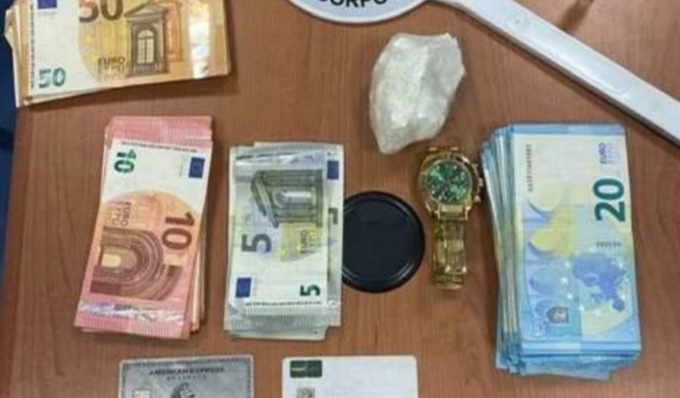 Trovato con quasi un etto di cocaina e oltre 4.500 euro in contanti: arrestato