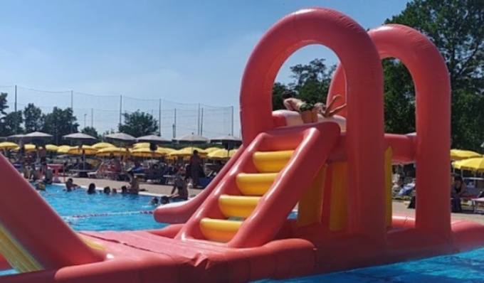 Dramma in piscina: cade dai gonfiabili e finisce sott’acqua, bimba di 7 anni muore in ospedale
