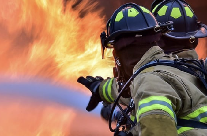Capannone a fuoco nell’Oltrepò, paura per le fiamme alte a Ripaldina