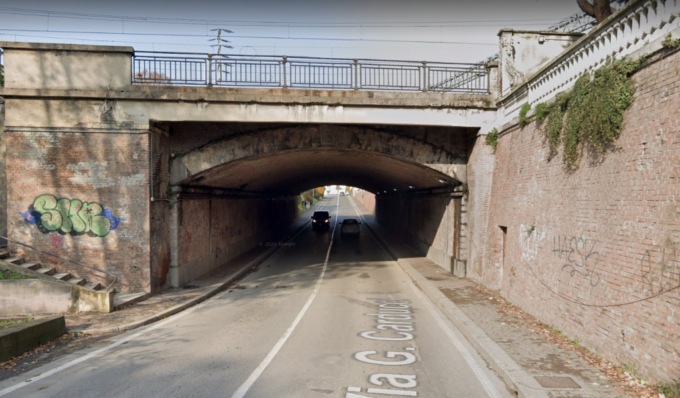 A Voghera chiude per tre mesi il sottopasso per il rondò Carducci dopo la caduta di calcinacci